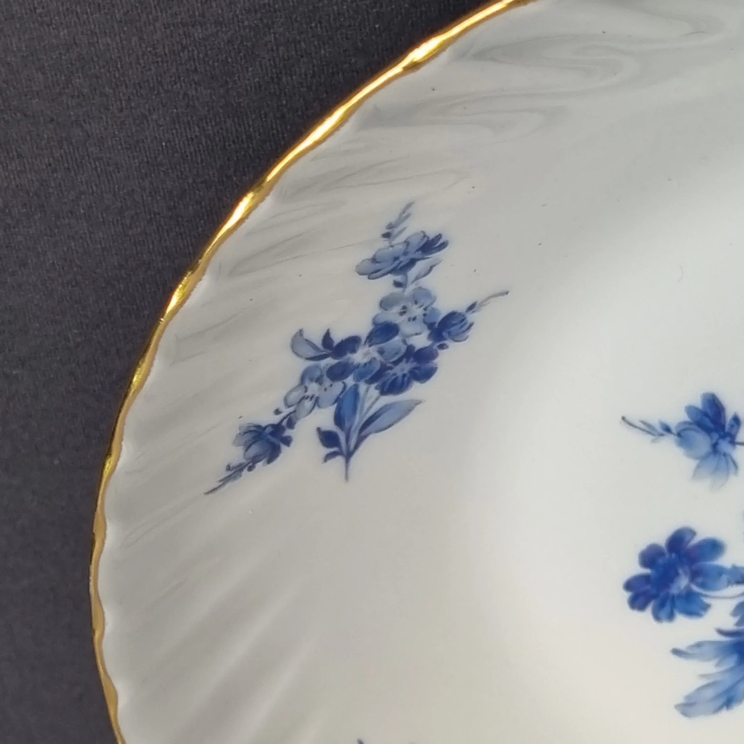 12 platos hondos de Limoges con flores azules - Imagen 3