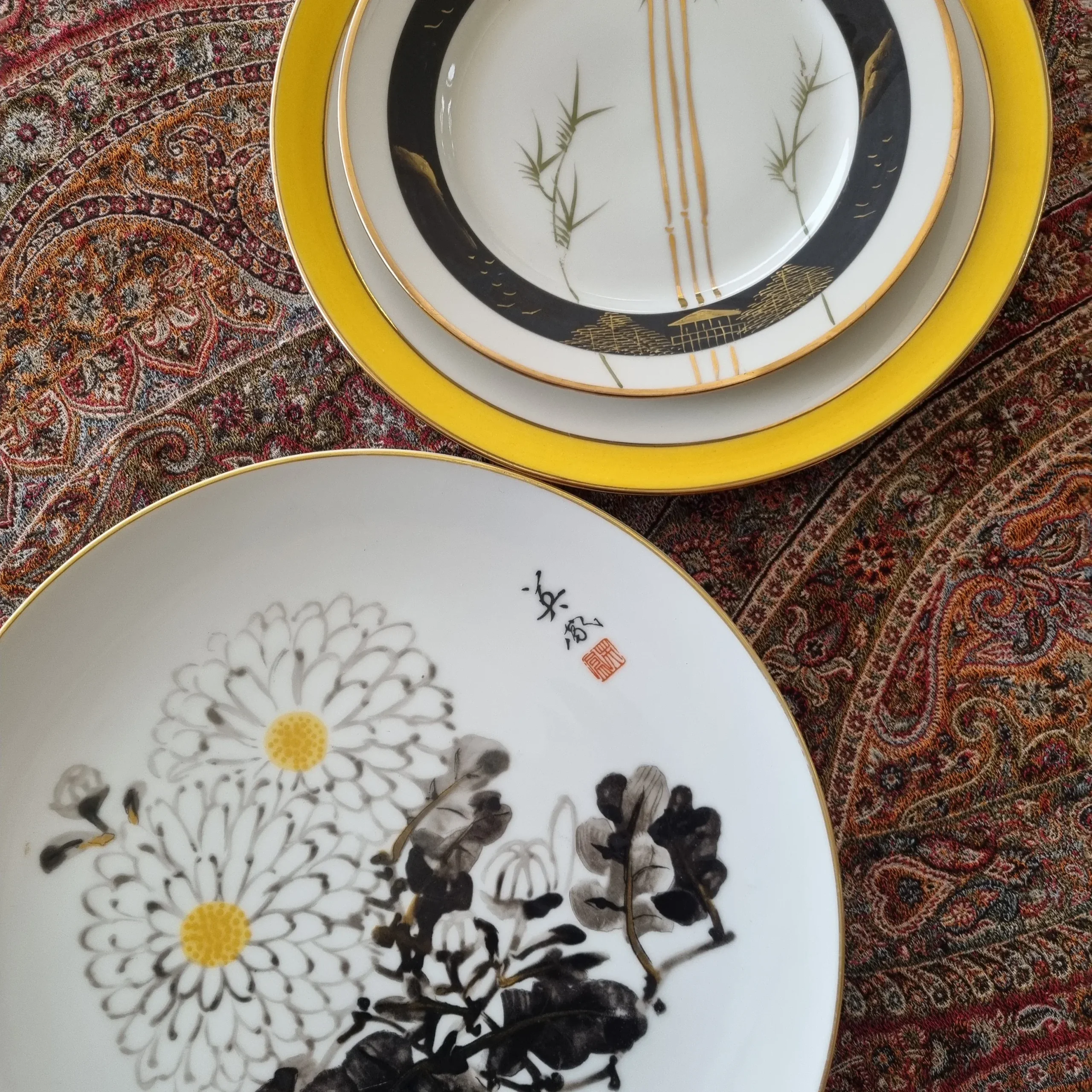 12 platos llanos con gran borde decorado en amarillo y oro - Imagen 3