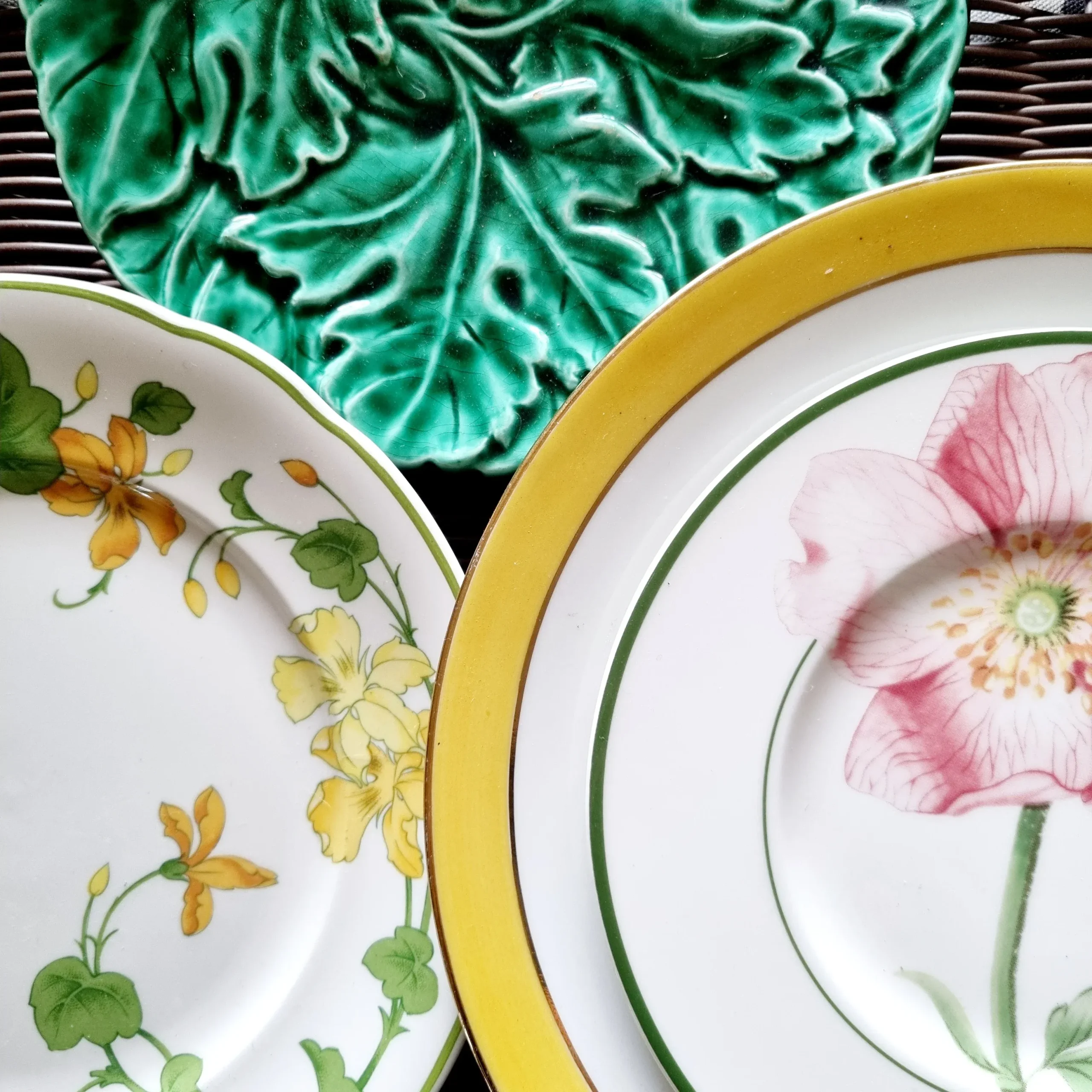 12 platos llanos con gran borde decorado en amarillo y oro - Imagen 2