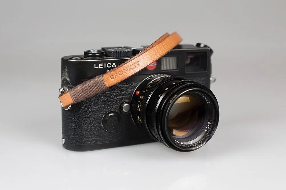 TOKYO #206 – Correa para cámara de piel curtida y marrón