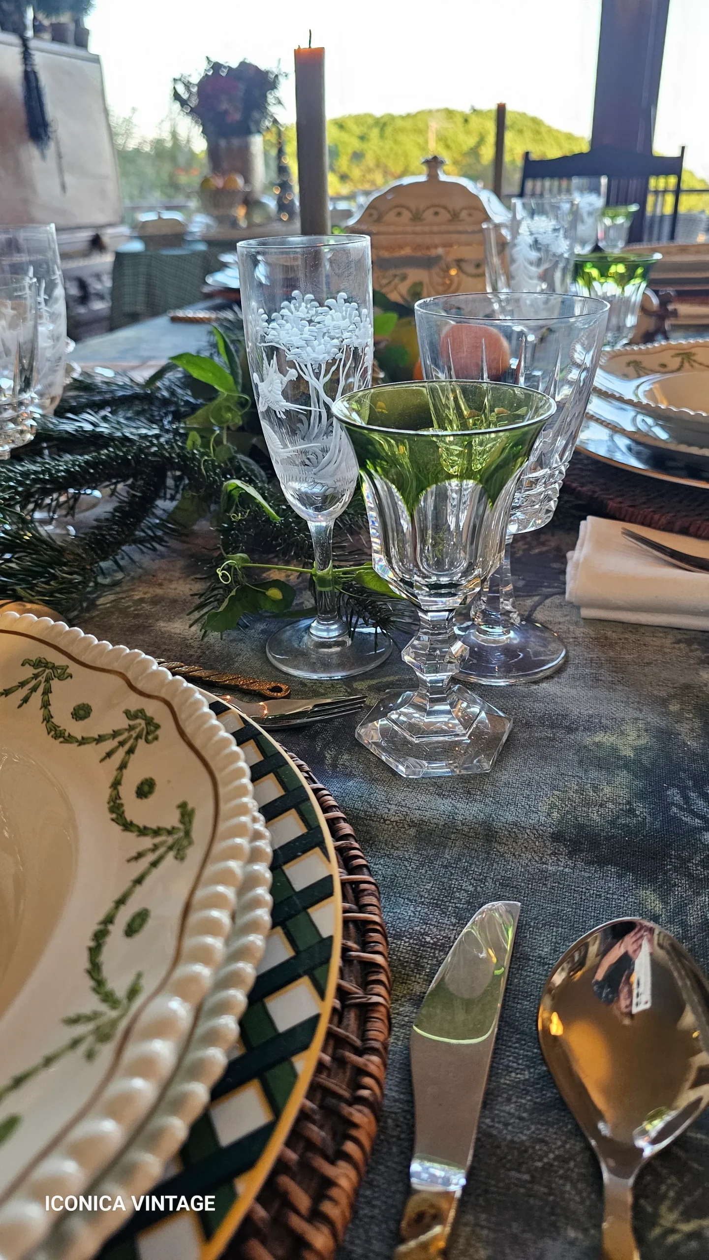 Copas de vino talladas color verde - Imagen 2